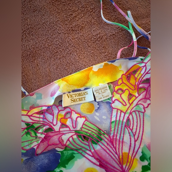 ⭐️Vintage⭐️ Victoria’s Secret silky watercolor top - Picture 4 of 4
